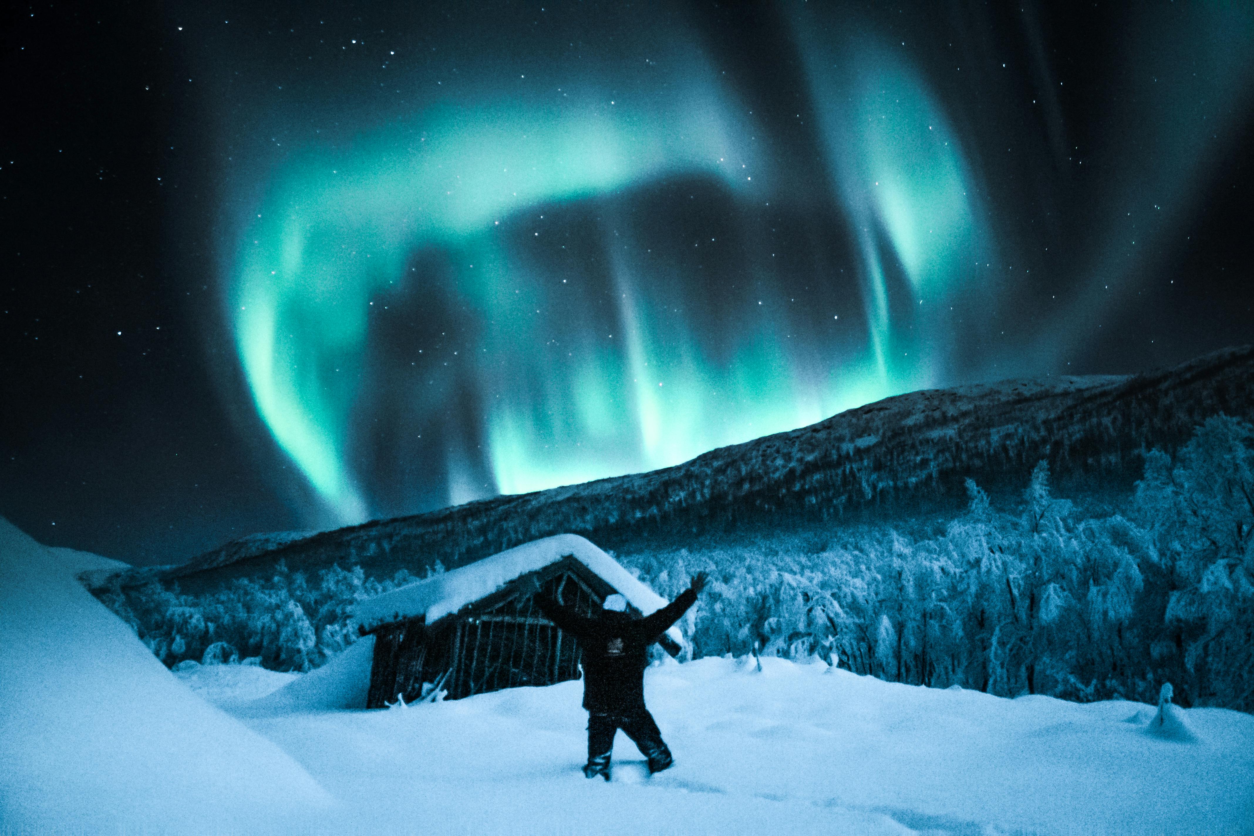 Celebrando bajo la aurora boreal en Alaska