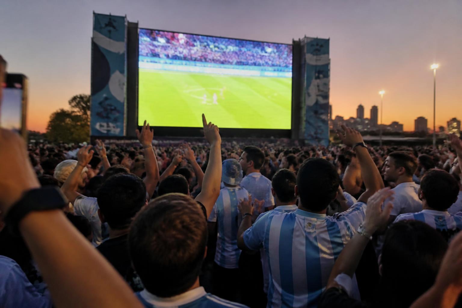 Multitud de hinchas en el Fan Festival de Kansas City mirando un partido del Mundial en una pantalla gigante