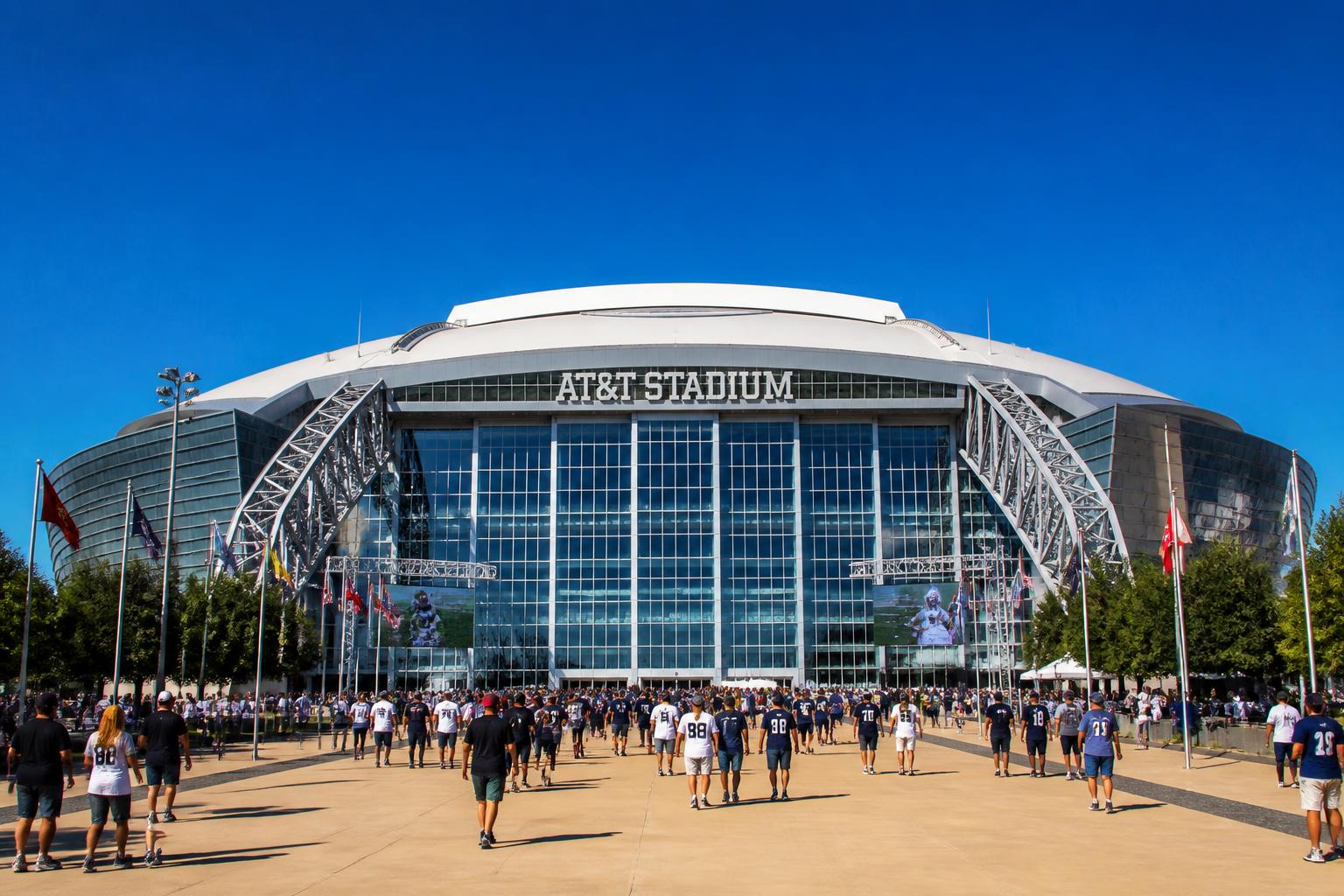 Exterior del AT&T Stadium de Dallas con el arco icónico bajo el cielo azul de Texas