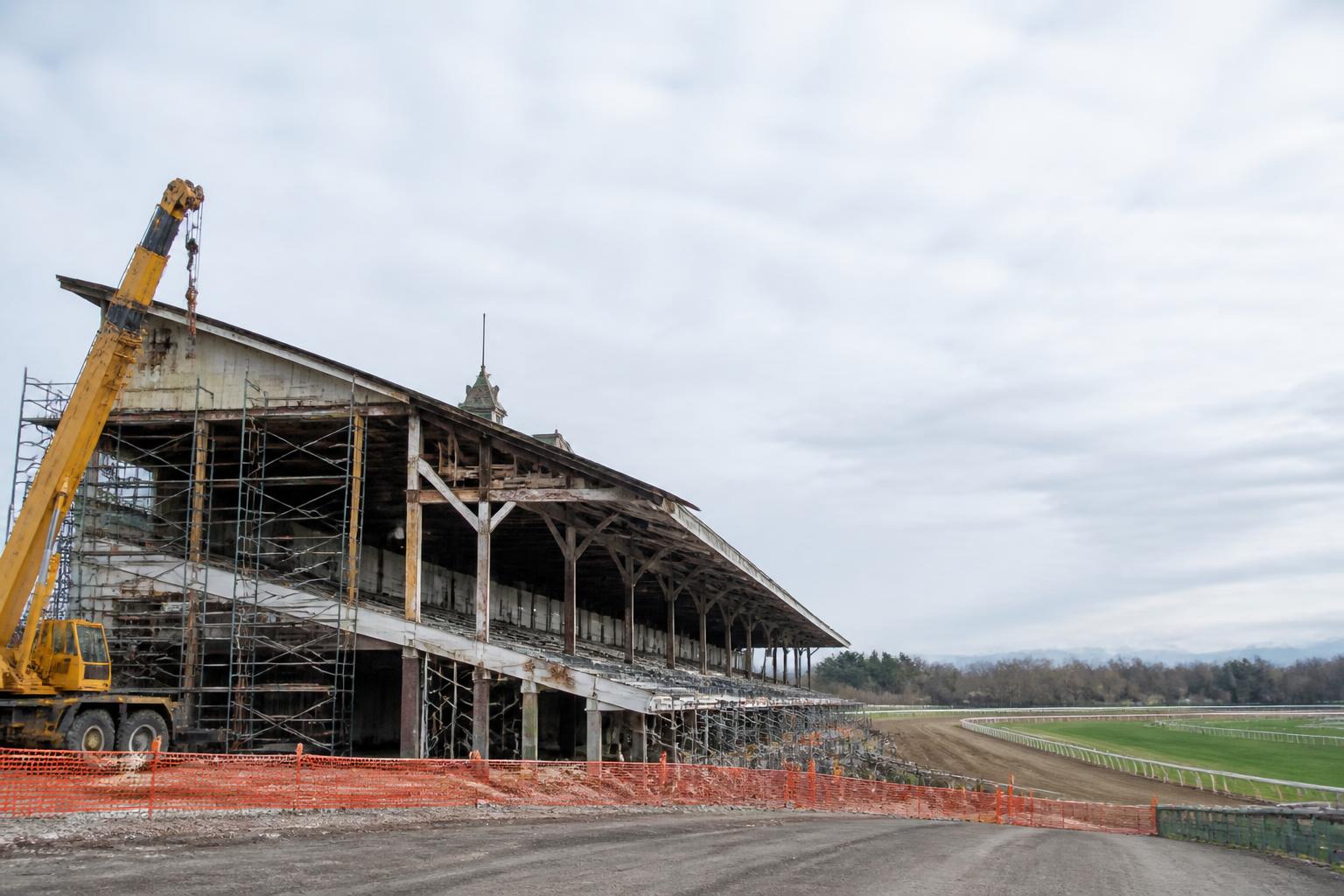 Pimlico Race Course cerrado y en obra con grúas y vallas mientras Laurel Park se prepara para recibir al Preakness 2026 al fondo