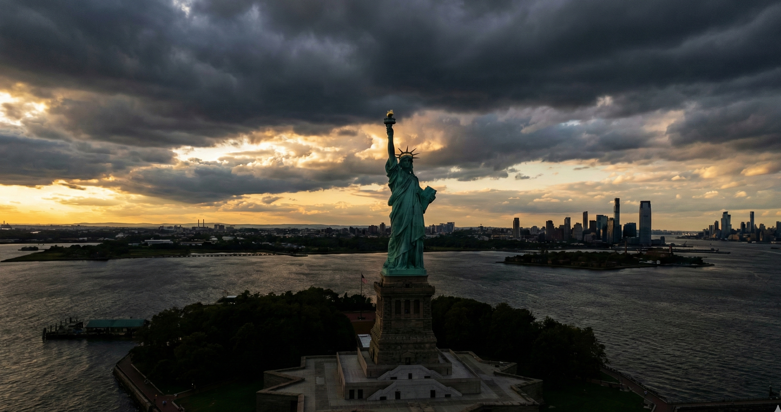 La Estatua de la Libertad bajo nubes tormentosas